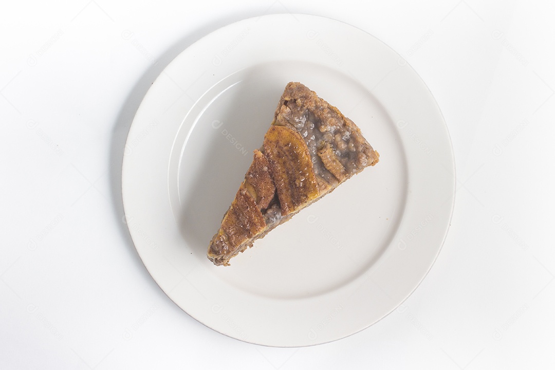 Torta de Banana Integral em um prato sobre uma mesa de madeira