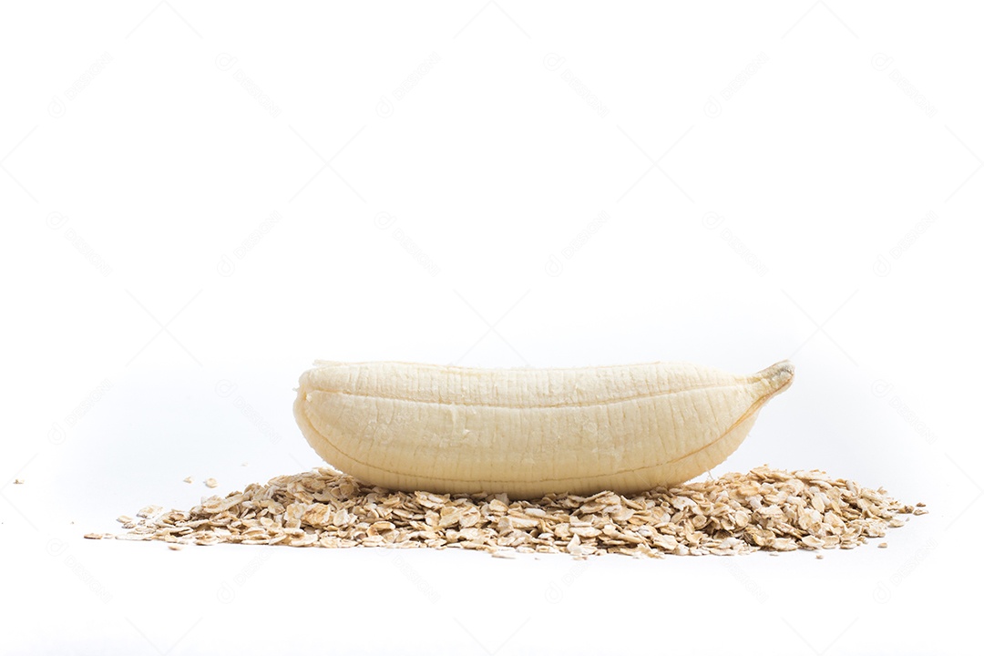 Banana e aveia isoladas em fundo branco