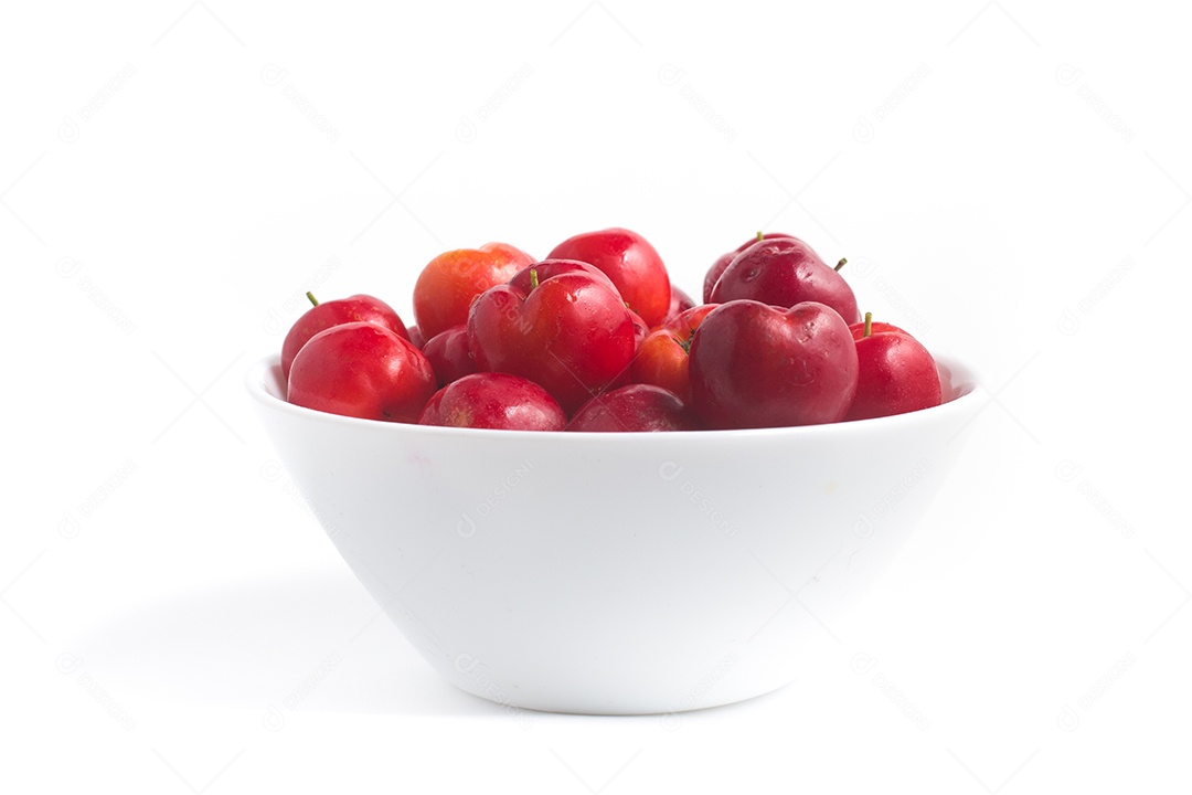 Fruta Acerola Brasileira em uma tigela isolada em fundo branco