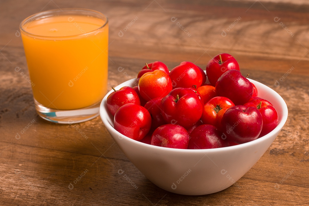 Fruta Acerola Brasileira em uma tigela isolada em fundo branco