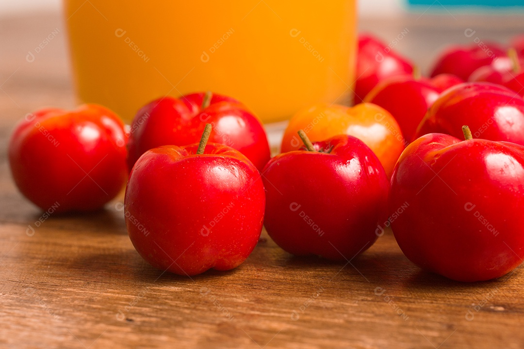 Fruta Acerola Brasileira em uma tigela isolada em fundo branco