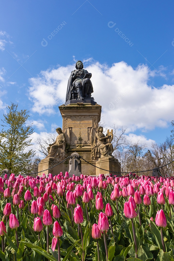 Tulipas num Vondelpark, Amastedam num lindo dia azul.