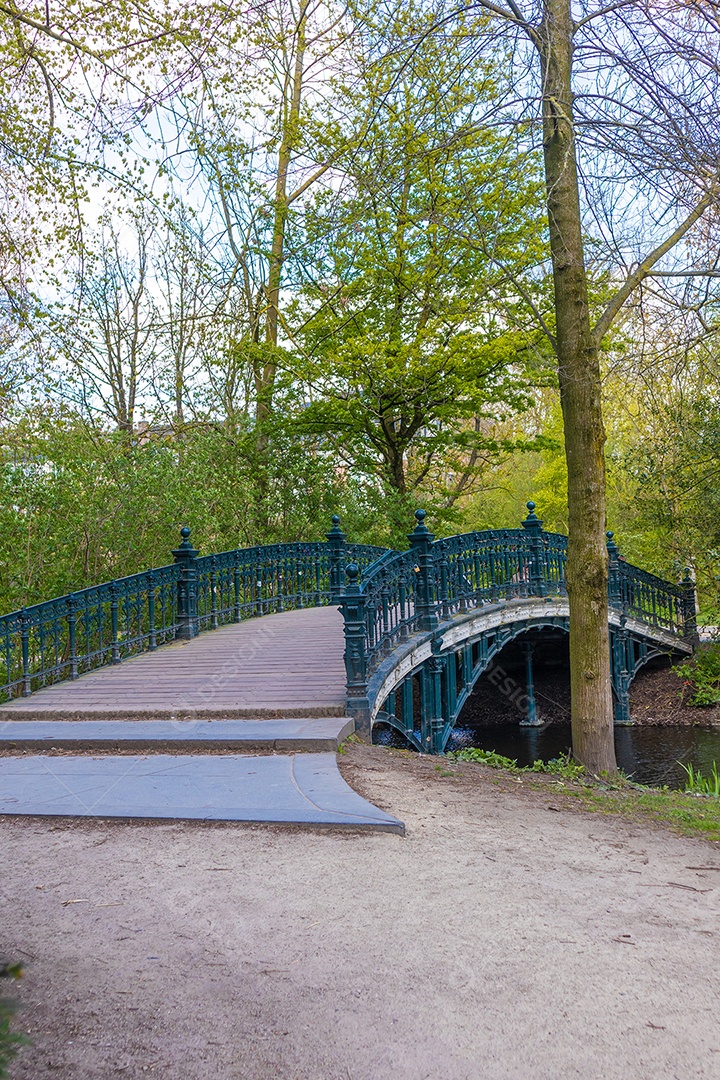 Vondelpark em Amastedam em um lindo dia azul.