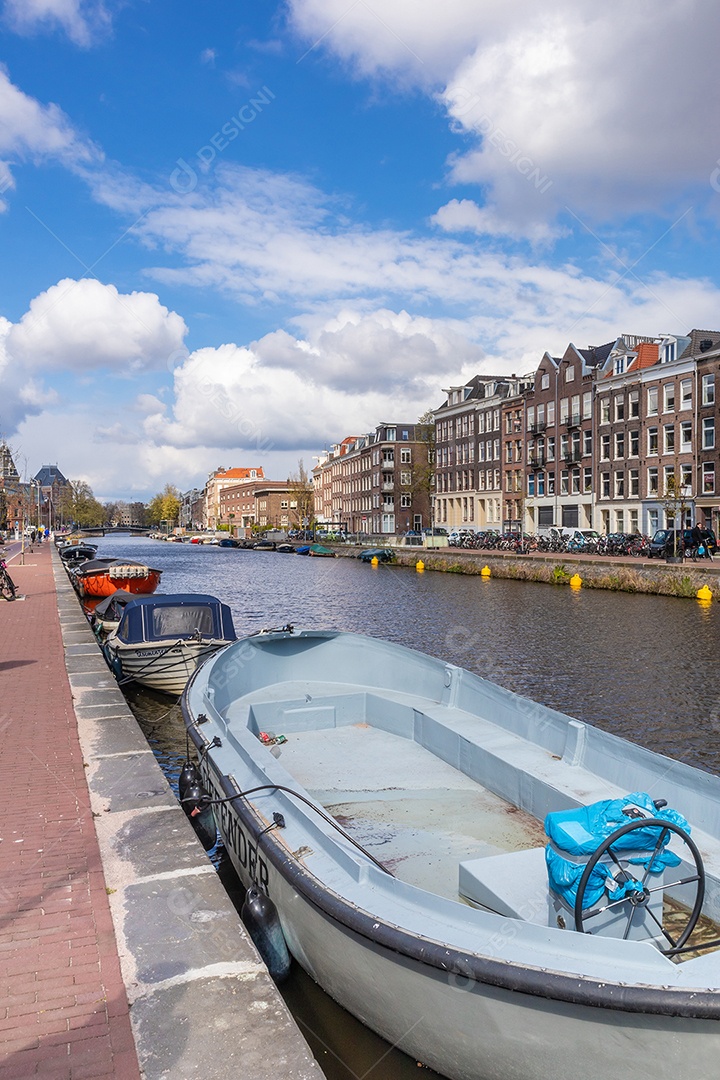 Casas e barcos no Canal de Amsterdã, Holanda.