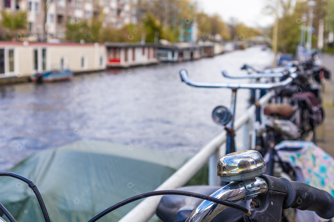 Bicicletas alinhadas em uma ponte sobre os canais de Amsterdã, Holanda.