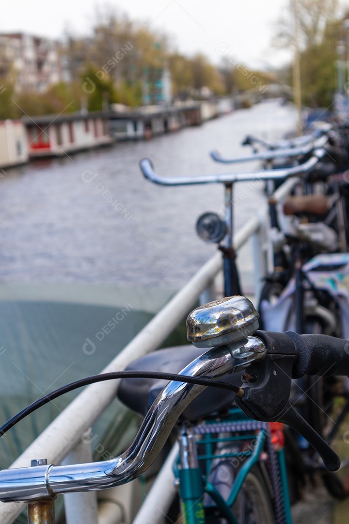 Bicicletas alinhadas em uma ponte sobre os canais de Amsterdã, Holanda.