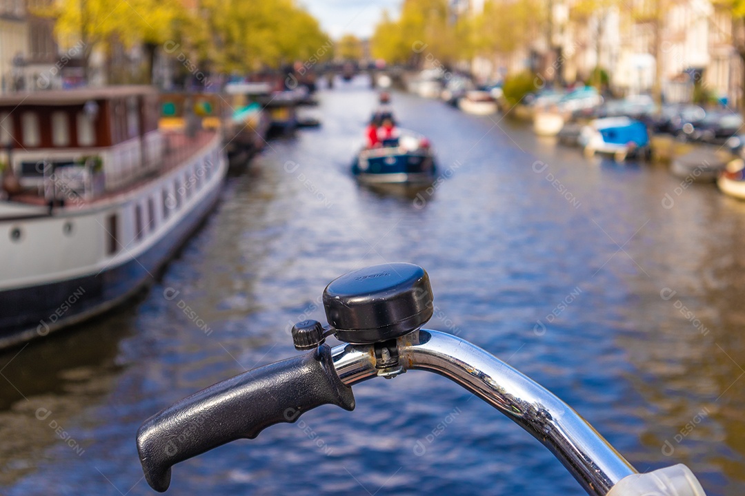 Bicicletas alinhadas em uma ponte sobre os canais de Amsterdã, Holanda.