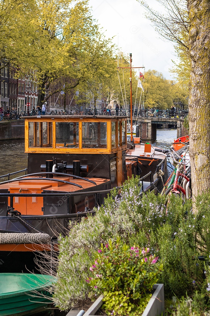 Casas e barcos no Canal de Amsterdã, Holanda.