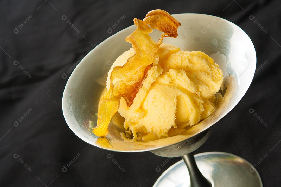 Tigela com delicoso sorvete de manga