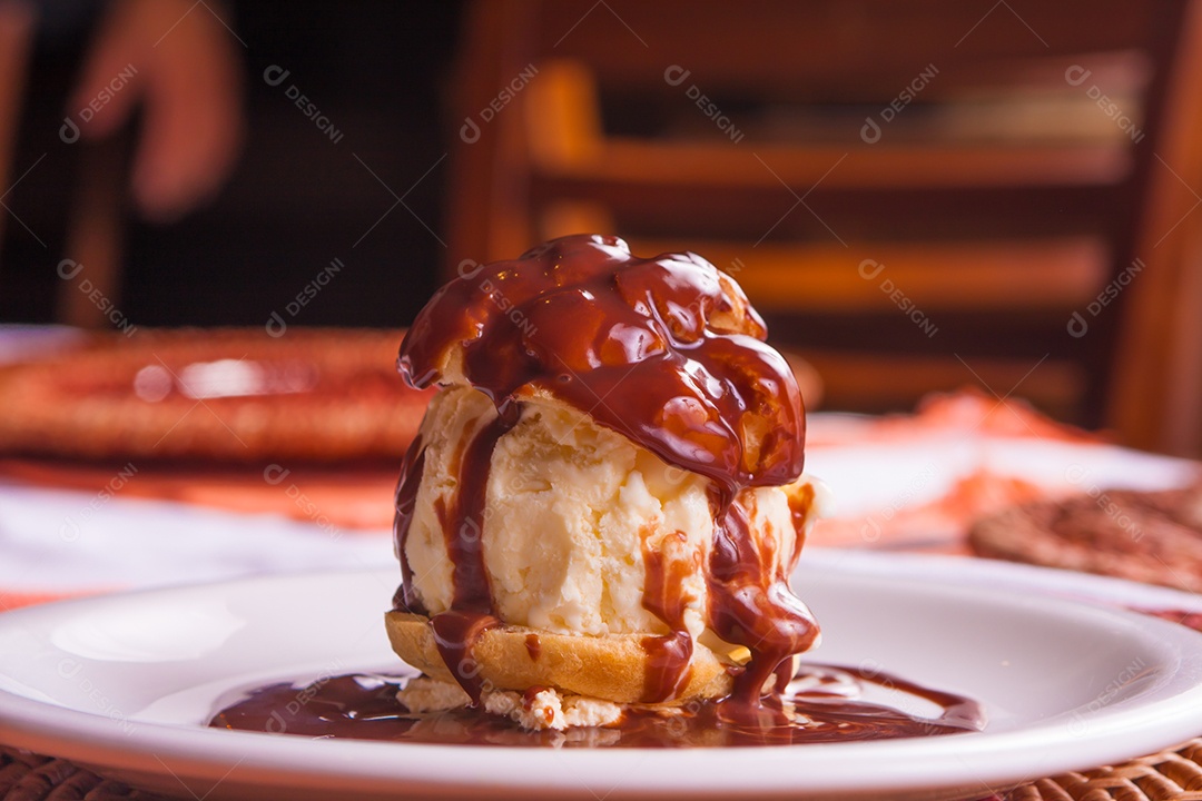 Sobremesa tradicional de Profiteroles com sorvete e calda de chocolate
