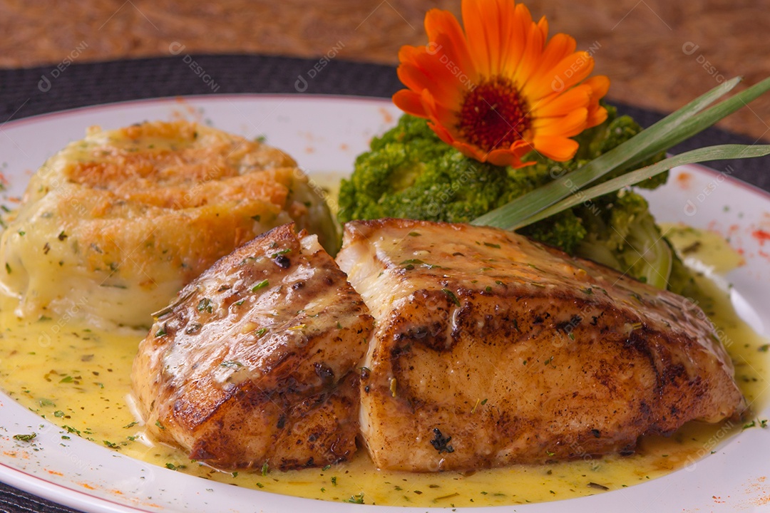 Filé de peixe com purê de batatas, brócolis e ervas