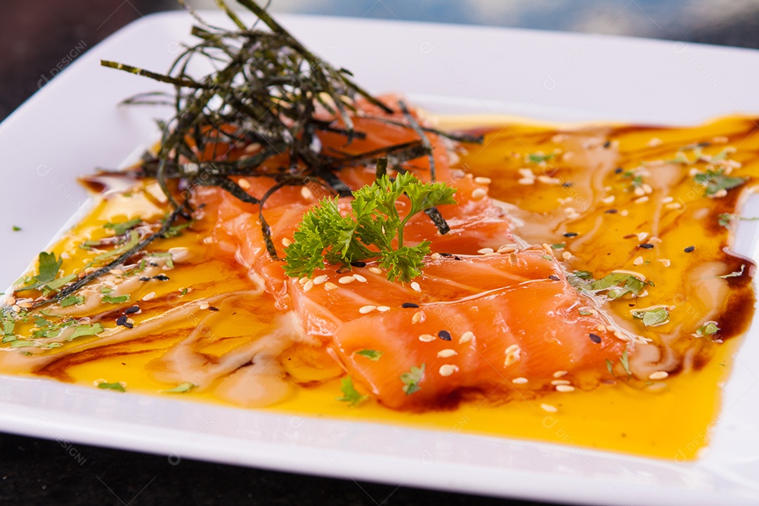 Aperitivo de Carpaccio de Salmão com azeite e ervas