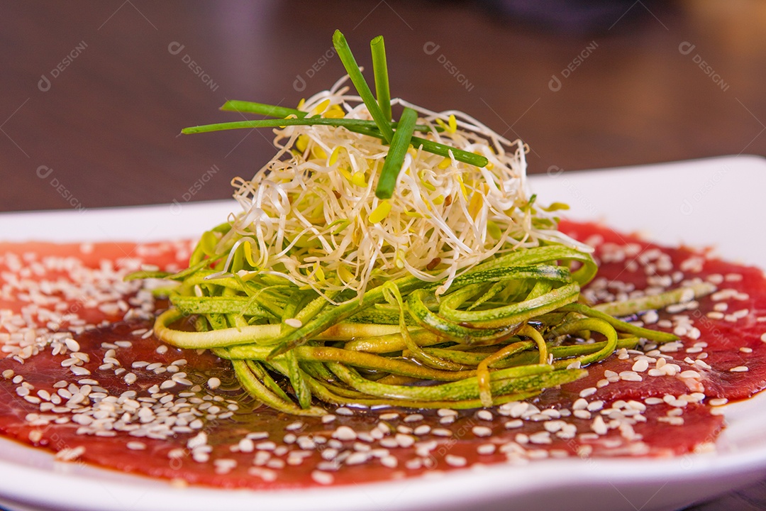 Aperitivo de Carpaccio de Carne com Abobrinha e Alfafa