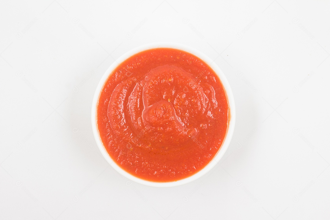 Molho de tomate caseiro em uma tigela sobre um fundo branco.