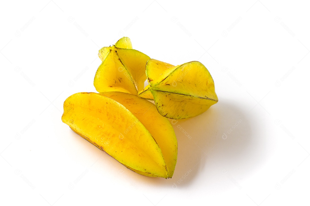 Fruta carambola brasileira isolada em fundo branco