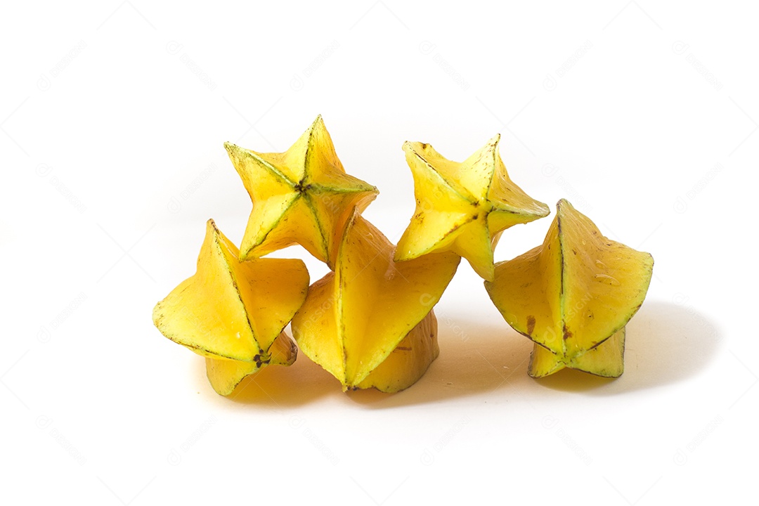 Fruta carambola brasileira isolada em fundo branco
