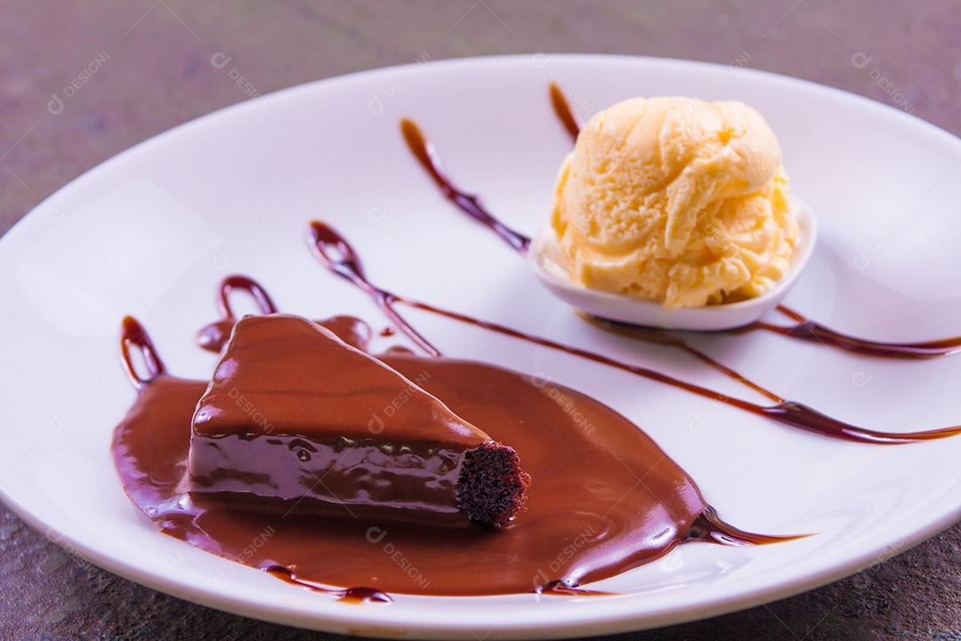 Sobremesa Petit Gateau com calda de chocolate e sorvete