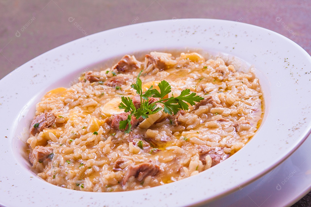 Risoto de carne seca com queijo e fatias de manga