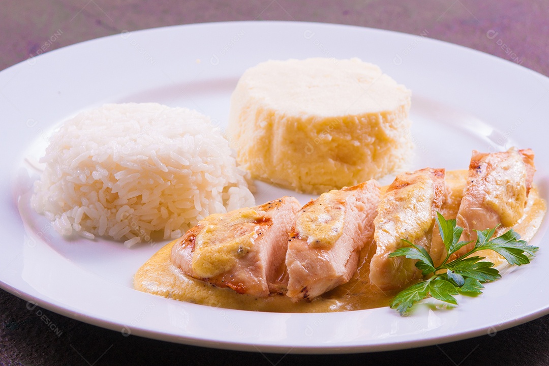 Bife de porco com molho de mostarda, batata esmagada e arroz