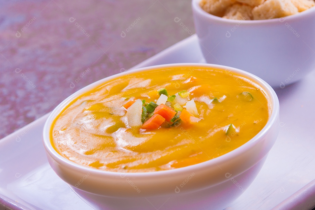 Sopa de Abóbora com Legumes e Pão Torrado