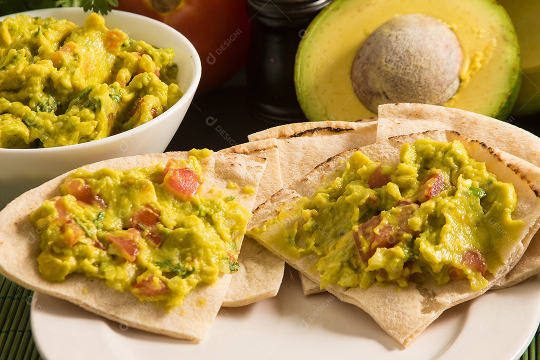 Guacamole mexicano tradicional com abacate, tomate e ervas