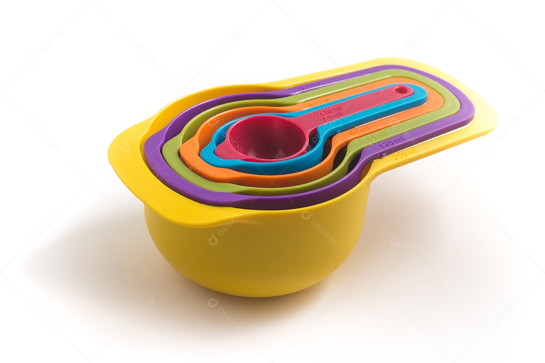 Copo de medição colorido isolado em fundo branco