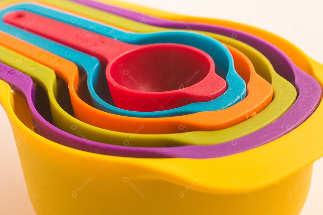 Copo de medição colorido isolado em fundo branco