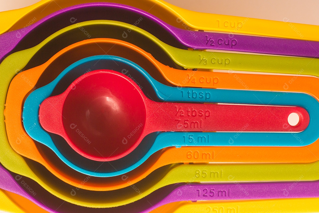 Copo de medição colorido isolado em fundo branco