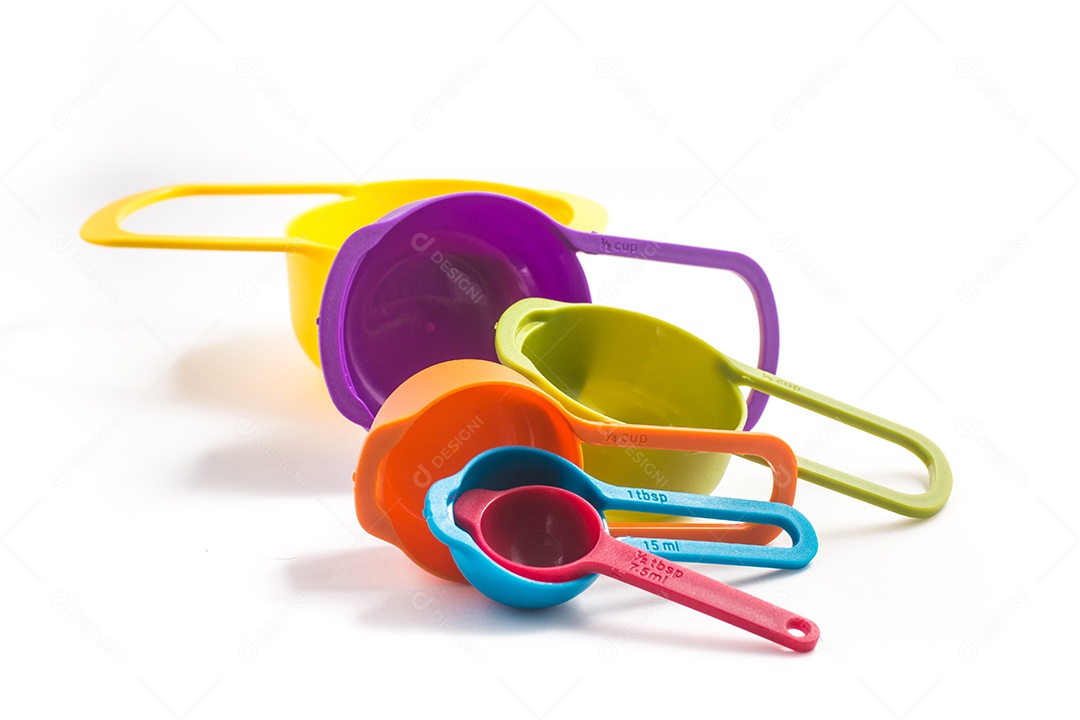 Copo de medição colorido isolado em fundo branco