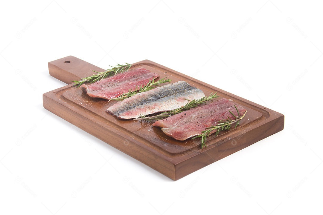 Filé de sardinha fresca crua sobre uma tábua de madeira