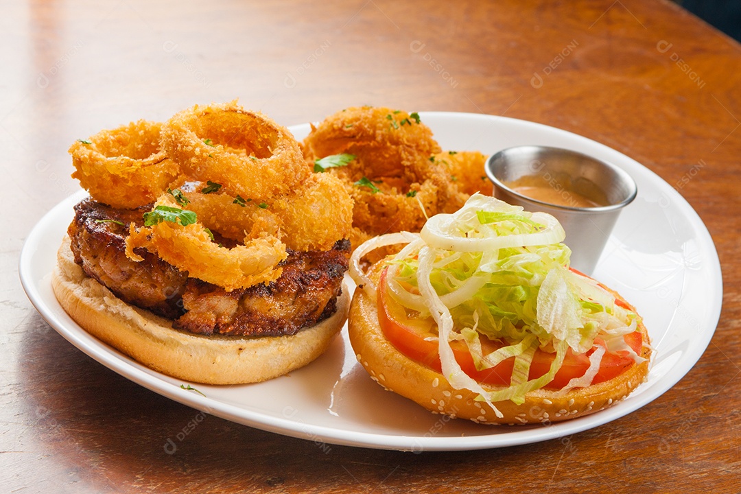 Delicioso hamburguer com aneis de cebola empanado