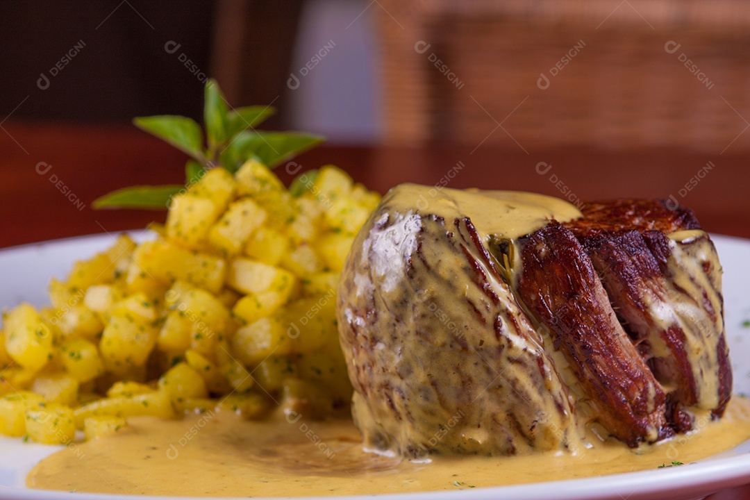 Filé Mignon ao molho de mostarda com batata salteada