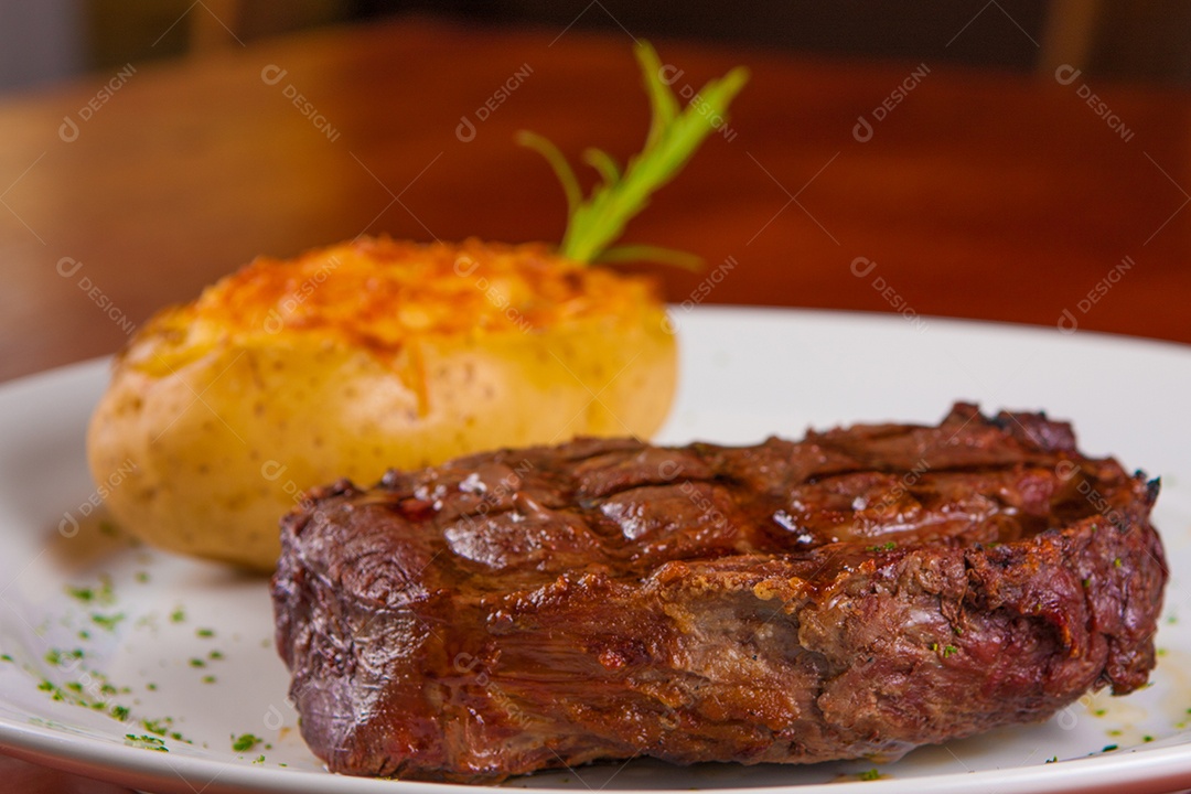 Bife de Picanha Brasileira com batata rústica e ervas