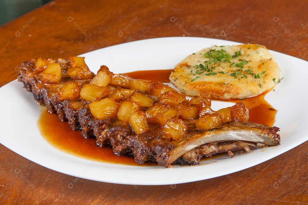 Costelinha Assada com Abacaxi, Batata Rosada e Ervas