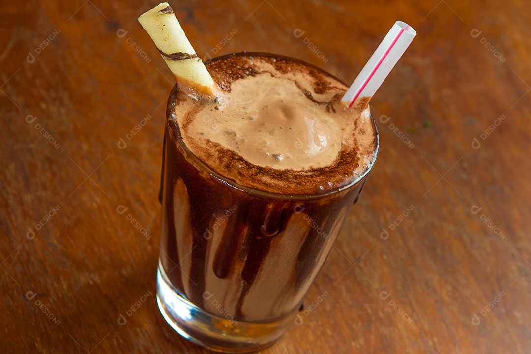 Sobremesa Milkshake de chocolate com calda e waffer