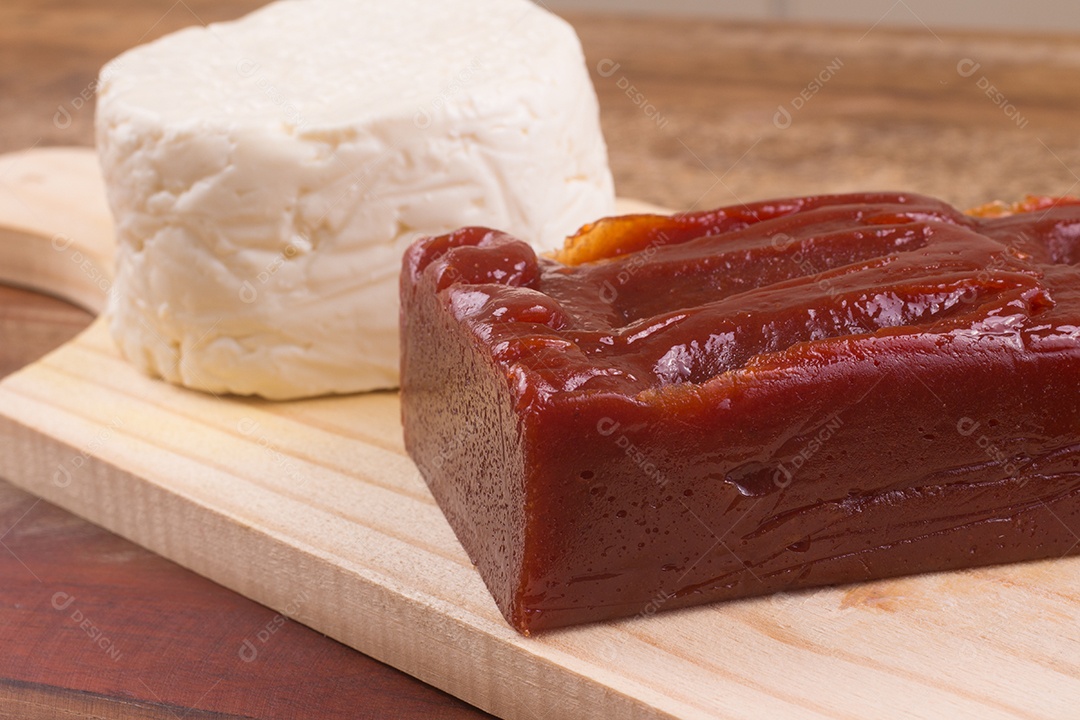 Goiabada brasileira. Sobremesa doce de goiaba em um prato