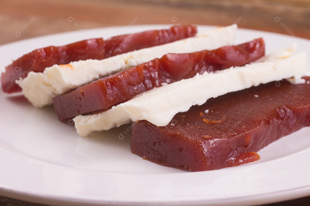 Goiabada brasileira. Sobremesa doce de goiaba em um prato