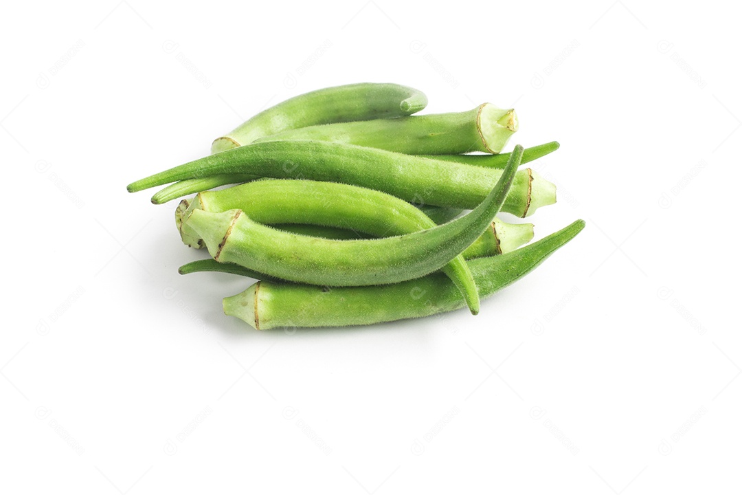 Quiabo fresco brasileiro isolado em fundo branco