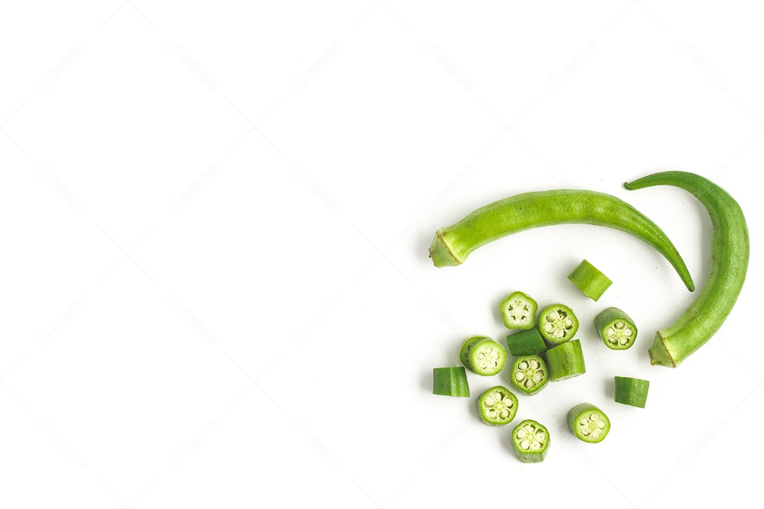 Quiabo fresco brasileiro isolado em fundo branco