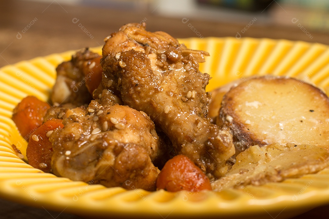 Drumette de frango com gergelim sobre uma mesa de madeira