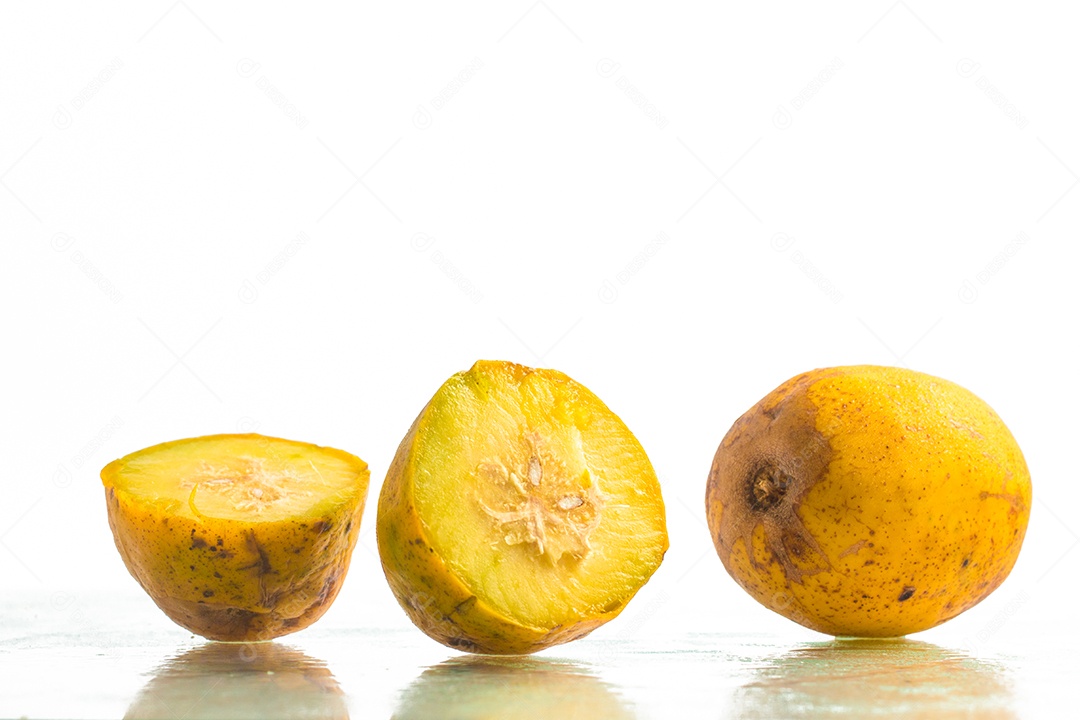 Fruta Cajá-Manga. Spondias dulcis sobre um fundo branco