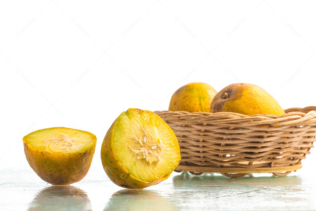 Fruta Cajá-Manga. Spondias dulcis sobre um fundo branco