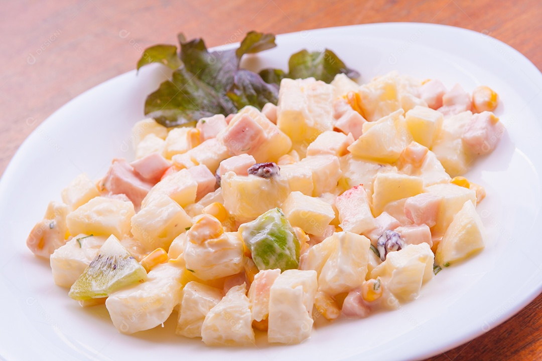 Salada de Batata Fresca com kiwi, abacaxi, maçã e presunto