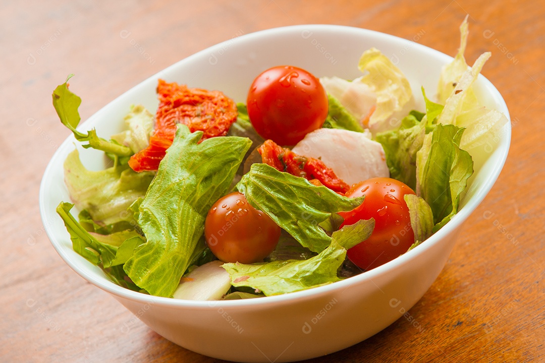 Salada Fresca de Verão com alface, tomate seco e tomate cereja