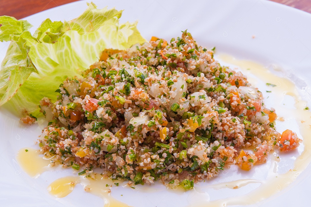 Tabule libanês tradicional com cebolinha, cebola, tomate e óleo