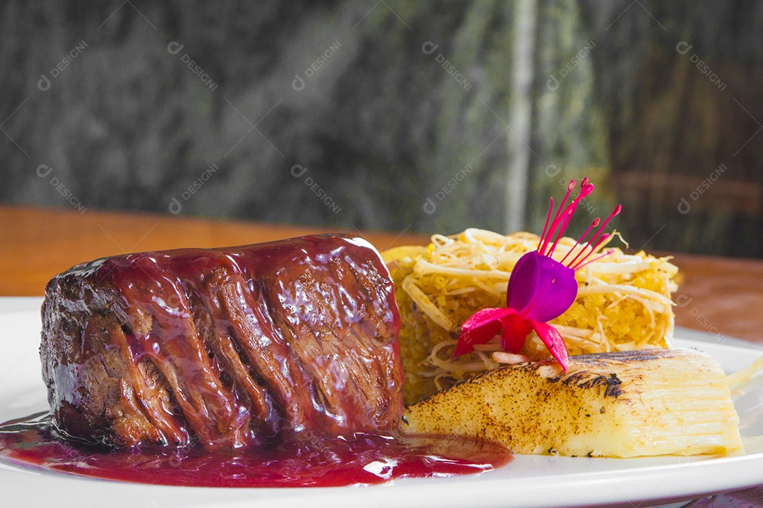 Bife de Filé Mignon com Arroz de Açafrão e Manico