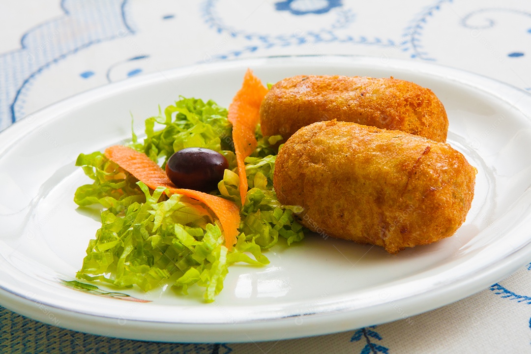 Bolo De Bacalhau Tradicional Português Com Salada