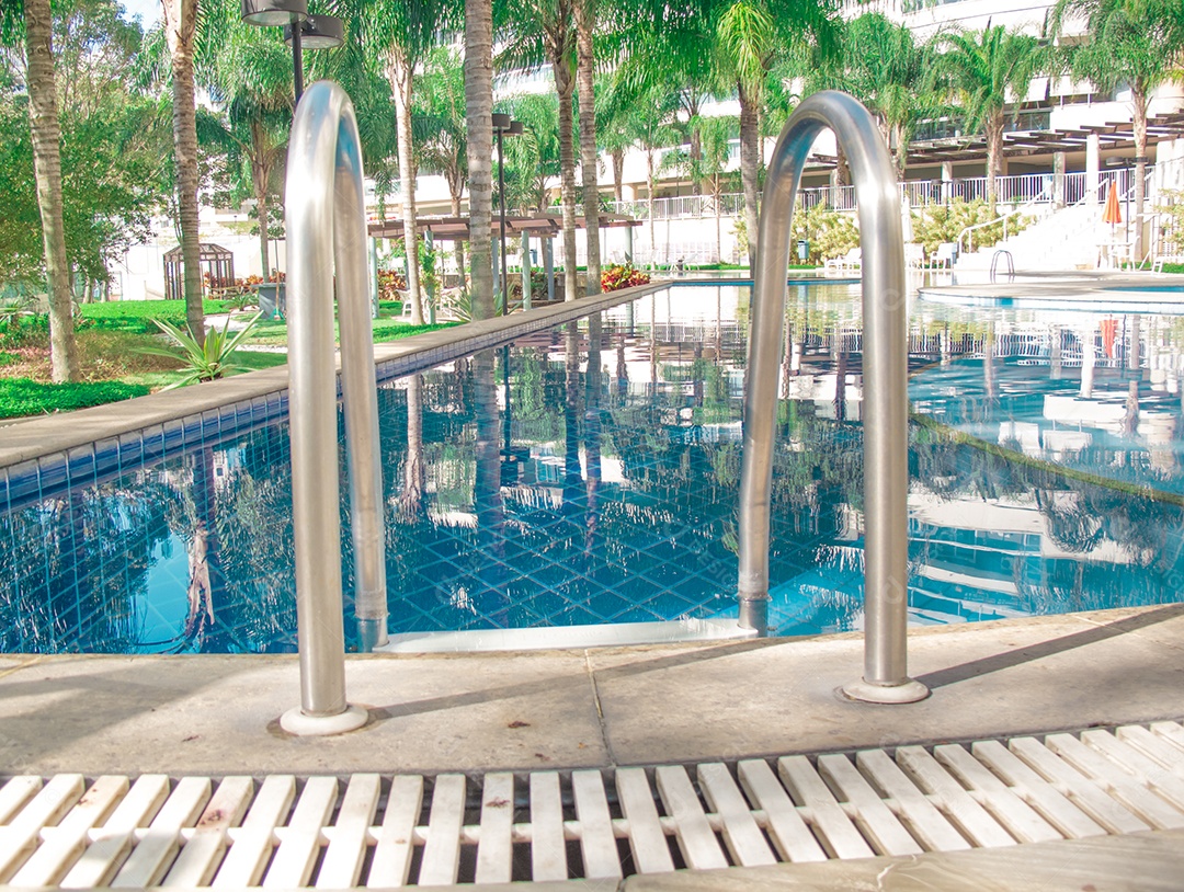 Piscina de hotel com reflexos ensolarados no Brasil
