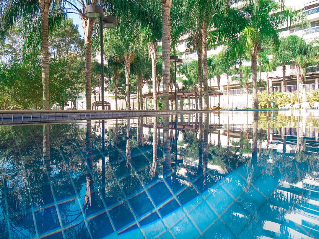 Piscina de hotel com reflexos ensolarados no Brasil