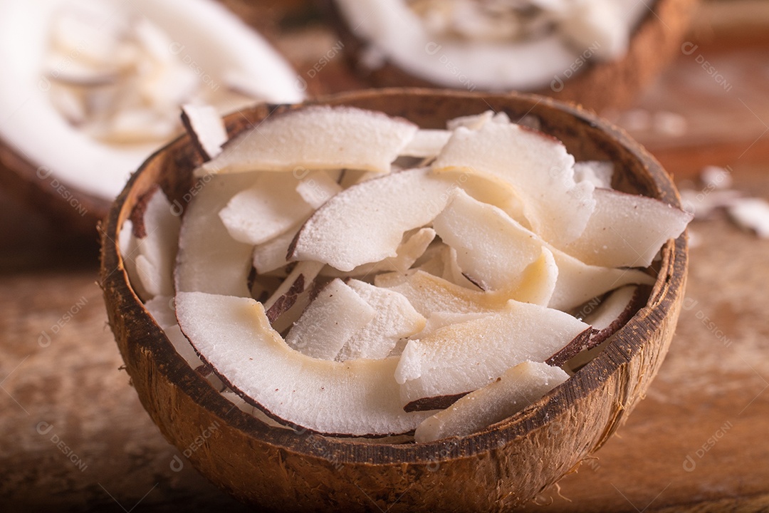 Lascas de coco sobre casca
